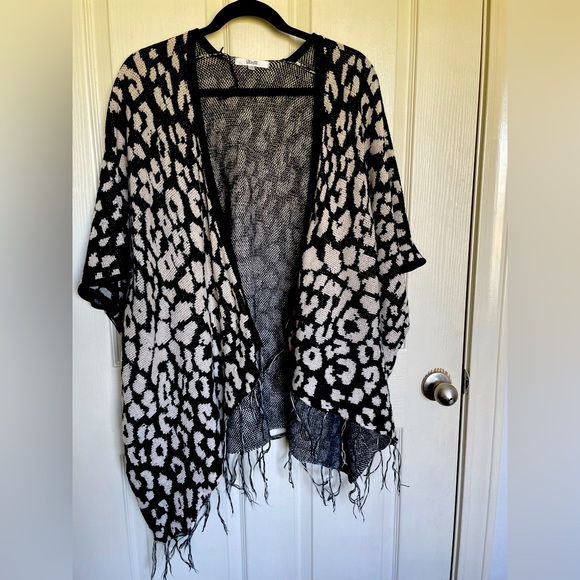 Black and White Patterned Komono Sweater - Picture 1 of 5